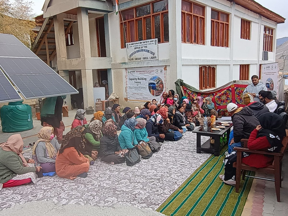 DIPR_Kargil's tweet photo. The Department of Industries and Commerce in collaboration with National Institute of Fashion Technology, Srinagar, organised a capacity-building training programme in Zanskar sponsored under the RAMP scheme of Ministry of MSME.

Read more at:
https://t.co/Orxfziqq7x https://t.co/FUIygsv21f