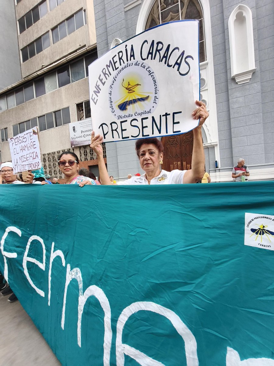 ReporteYa's tweet photo. #13Oct 9:40 am #Caracas #Protestas #SalariosDignosYa
9:40 AM Trabajadores activos y jubilados empiezan a concentrarse frente al IPASME de La Hoyada, en Caracas, para movilizarse hasta el Palacio de Miraflores a exigir aumento de salarios y pensiones -
@_Provea https://t.co/TjHL3I6SsX