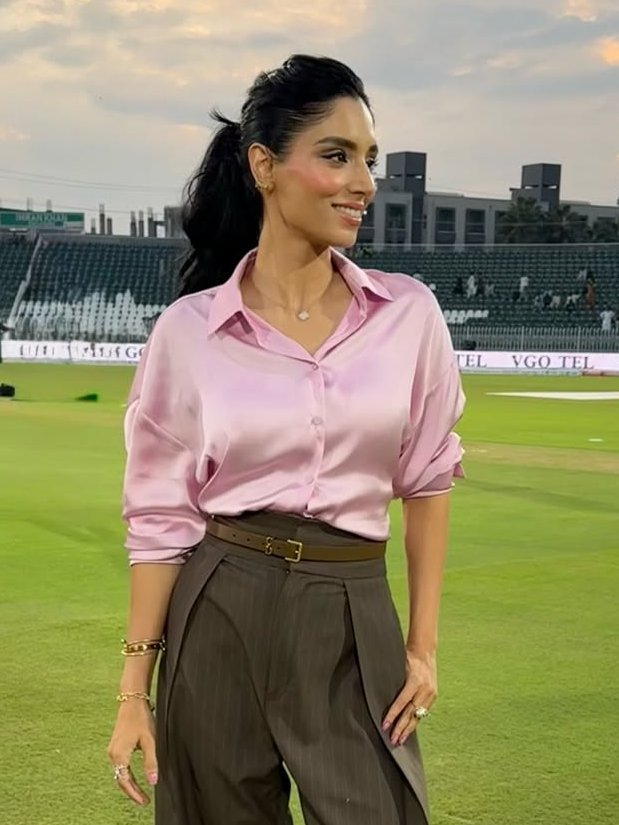 ShowbizAndNewz's tweet photo. Stunner @ZAbbasOfficial from her today's look from #PAKvSL 3rd T20 at Pindi Cricket Stadium https://t.co/4uPBBaWY89