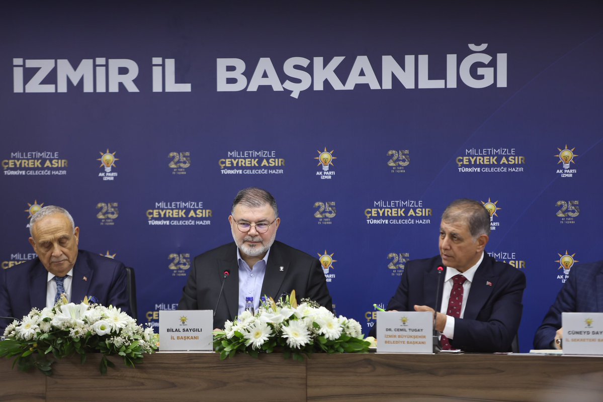 Hakanbayrakli35's tweet photo. İl Başkanımız Sn. Bilal Saygılı ve İzmir Büyükşehir Belediye Başkanımız Sn. Dr. Cemil Tugay’ın katılımlarıyla İlçe Başkanları Toplantımızı gerçekleştirdik.

Masamızda İzmir, gündemimizde Selçuk vardı.

Selçuk’umuzun ihtiyaçlarını, hemşehrilerimizin beklentilerini ve ilçemizi hak ettiği hizmetlerle buluşturacak adımları değerlendirdik. 

Biz Selçuk için sadece konuşmuyoruz; takip ediyor, sonuç alıyor, eser kazandırıyoruz.

Şimdi daha güçlü bir iradeyle Selçuk’umuzun önünü açma, hizmette kaybedilen yılları telafi etme ve ilçemizi geleceğe hazırlama vakti.