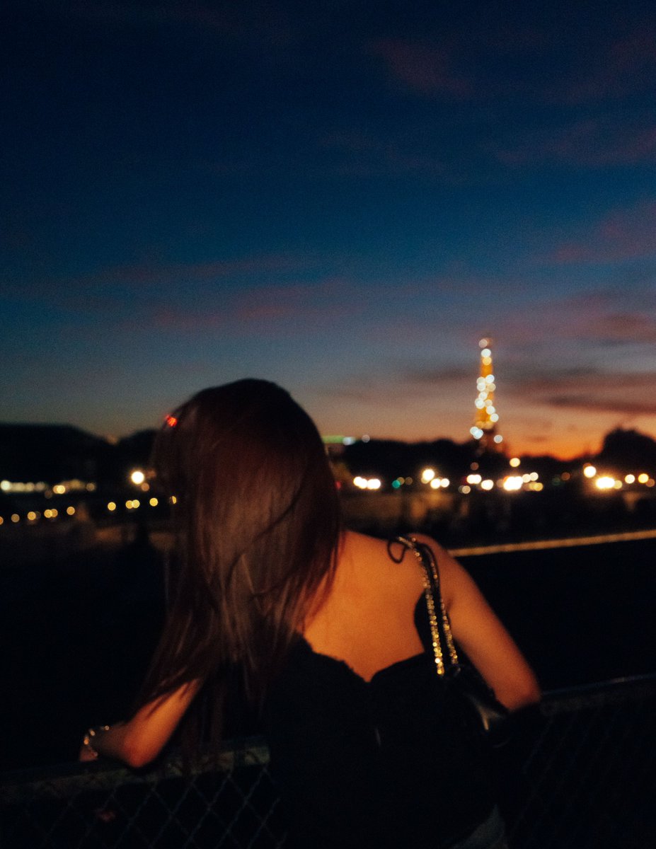 piiazzetta's tweet photo. ชวนพี่ฟรีนไปถ่ายรูปกะไอเฟล โชคดีเป็นวันที่พระอาทิตย์ตกสวยมากกกกกกกกกกก 
#srchafreen https://t.co/Z8ukXZw5Ix