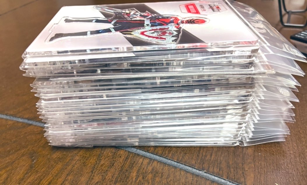 anko_ut1000's tweet photo. 去年の誕生日何してたかな、と思って写真漁ってたらとんでもない量のアクスタ買ってて笑ったんだよな……😂 https://t.co/fS9k29Re4g