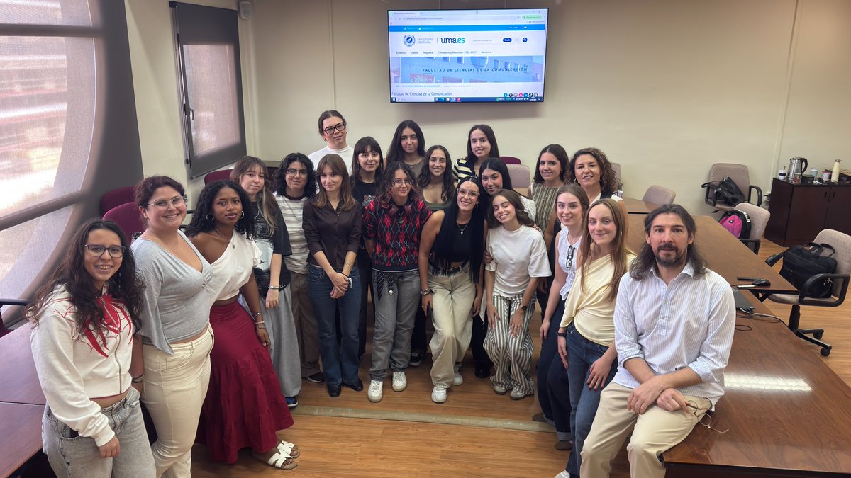 ComuniFac's tweet photo. Hoy se han reunido por primera vez las nuevas integrantes de los #GOU de nuestro centro. Los grupos estarán liderados por @lauteruel, vicedecana de Alumnado, y @franmartinisco, coordinador de Alumnado.

¡Bienvenidas! 👋📚 https://t.co/bzz7W7wNeW