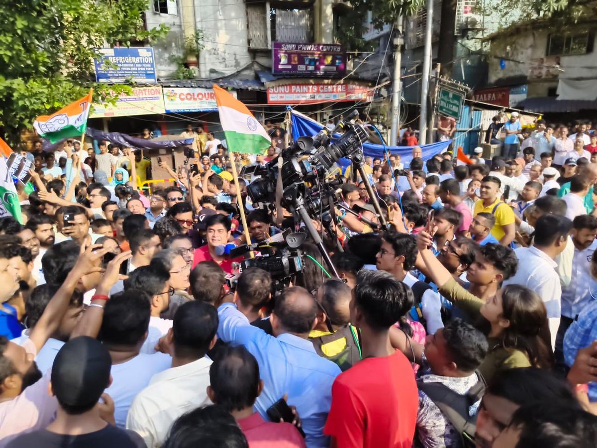 sagarikaghose's tweet photo. Massive &amp; shocking numbers of police at @AITCofficial protest rally in Kolkata today but still a high voltage powerful andolan by TMC’s students and youth. Dear @BJP4India you can barricade the streets but you can’t barricade the spirit of Bengal! https://t.co/gNW6dCZ1ca