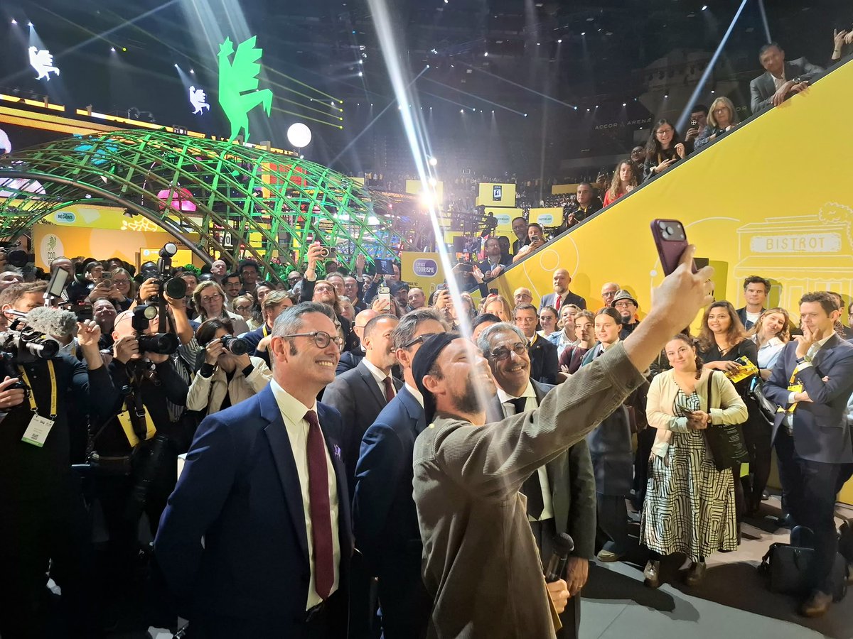 NicolasDufourcq's tweet photo. Une nouvelle communauté d’entrepreneurs dédiée au Tourisme voit le jour : La French Expérience !

Nous l’avons lancée jeudi 8 octobre au cœur de l'@Accor_Arena, lors de #BIG2026, aux côtés du ministre @SergePapin_rf, @BrunoMaltor, @Versey_Eric et @JulienNoronha. Cette nouvelle communauté réunira les acteurs du tourisme – hôteliers, restaurateurs, acteurs du voyage et des loisirs, mais aussi les startups de la tech dédiées au tourisme. Comme chacune de nos communautés, elle est représentée par un Coq, cette fois violet, et vient rejoindre les autres communautés de @Bpifrance : @LaFrenchFab pour l’industrie (et son coq bleu), La French Touch pour les industries culturelles et créatives (et son coq orange), @LaFrenchCare pour la santé (et son coq blanc), La communauté du Coq Vert pour les acteurs de la transition verte, et Le Coq Créa, symbole des créateurs d’entreprises (Coq jaune avec écharpe tricolore).

La French Expérience démarre avec 40 ambassadeurs, et vise à regrouper 1 000 dirigeants d’ici 2030.

Pourquoi avons-nous voulu réunir ces acteurs au sein d'un tel mouvement fédérateur ? Le #tourisme a rapporté 78 milliards d’euros de recettes internationales à la France en 2025. C’est l’une des rares lignes de notre balance commerciale où nous sommes dans le vert. On en parle pourtant rarement comme d’une industrie. Nous pensons que c’est une erreur. Deux millions d’emplois, près de 8% du PIB, et des emplois qu’on ne délocalisera jamais à Shenzhen ou au Texas. Un camping en Vendée ou un restaurant à Colmar restent là où ils sont. Cette conviction, nous la devons aussi à notre ADN, car Bpifrance connaît ce secteur depuis très longtemps. Avec Bpifrance, nous sommes les héritiers du Crédit Hôtelier, créé en 1923 pour remettre sur pied l’hôtellerie française au sortir de la guerre. Depuis 2021, Bpifrance a engagé 12 milliards d'euros dans l'ensemble du secteur, auprès de près de 60 000 entreprises. Ce lancement, c'est aussi une réponse à ce que j'entends quand je rencontre les dirigeants du secteur du tourisme, qui travaillent souvent seuls. Ils sont des milliers d’indépendants qui se croisent peu, alors qu’ils se posent les mêmes questions : comment recruter, comment rénover un hôtel des années 70 ou 90, comment intégrer l'IA et la mettre au service de leurs entreprises, comment exister face aux grandes plateformes de réservation, etc. La French Expérience va venir répondre à tous ces besoins, en leur donnant un réseau, des outils, des conseils et des réponses. C'est ainsi que fonctionne chacune de nos communautés.

Merci à toutes nos équipes qui portent ce très beau projet depuis le départ.

Vous êtes entrepreneur du tourisme ? Rejoignez vite le mouvement ➡️ https://t.co/1N5vVNjXe7

Notre communiqué de presse ➡️ https://t.co/QWiI9Xph1r