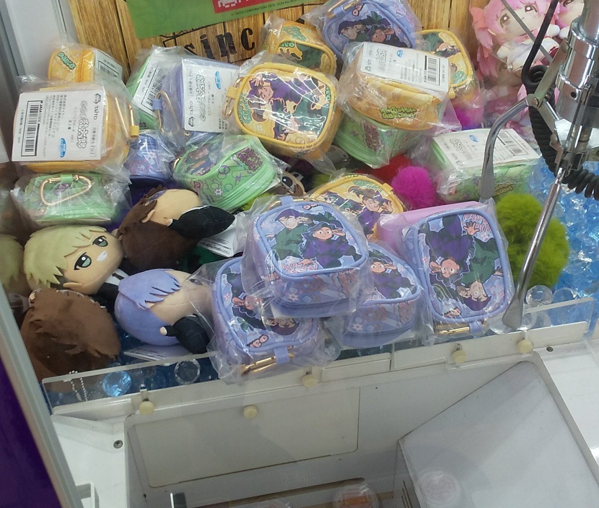 ayato703ch's tweet photo. かんたん、とは？？？？

「青いポーチ欲しいです」
と店員さんに言ったら
「おひとつで宜しいですか」
と言われて
「え！たくさん欲しいです……」
と甘えたら、この状況になりました(？？？？) https://t.co/q5iUYuB5aO