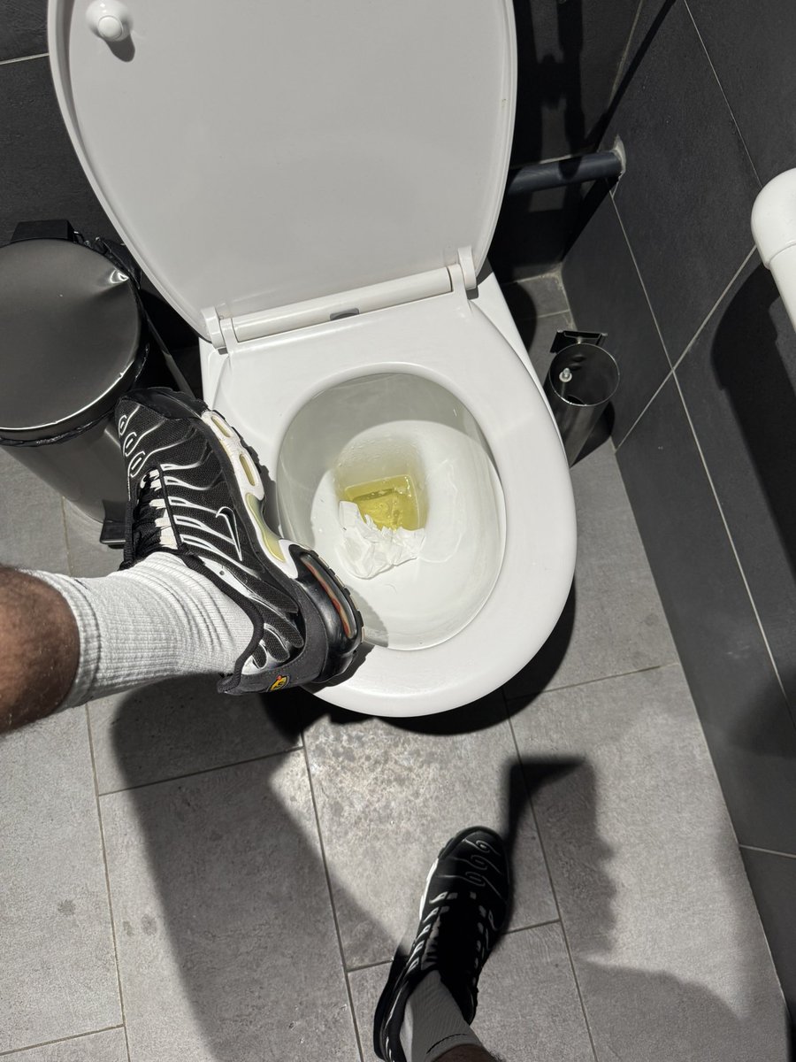 Mehdilunique's tweet photo. 👟💸 À genoux devant mes TN.

Même posées sur une cuvette, elles valent plus que toute ta fierté. Moi, je donne les règles, je fixe le prix et je décide qui mérite mon attention.

Tu regardes, tu obéis, tu paies. Ici, le pouvoir ne se négocie pas : il se reconnaît. 👑 #Cashmaster https://t.co/mBo37PNEoz