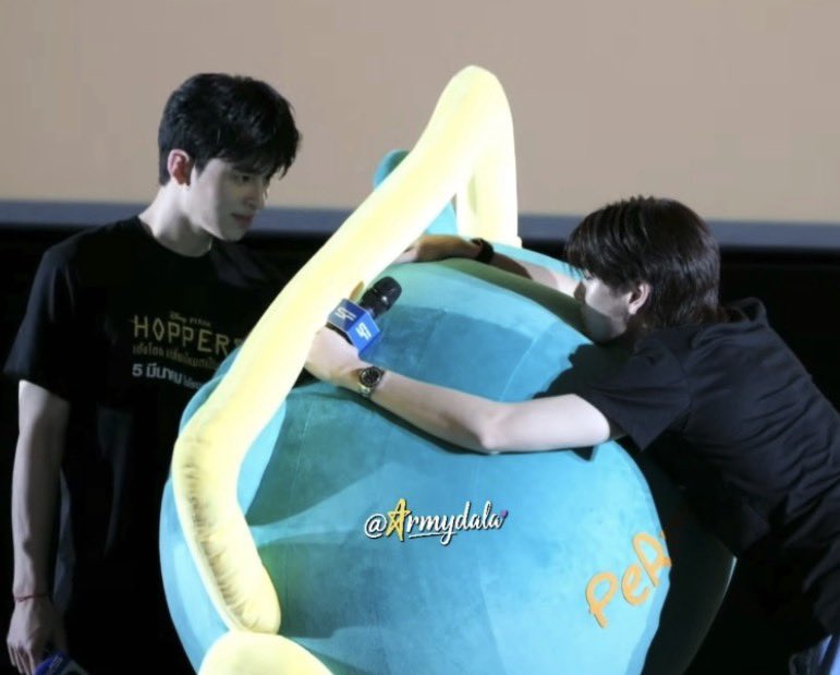 ppappunch_'s tweet photo. ปอนด์มองภูวินที่แกล้งเพิ่มพูนเหมือนแมวนั่งทับคีย์บอร์ดคือ กุเขินจริง แอบมองเขาผ่านลูก พุวินจะรุตัวมั้ยว่าคนพี่มองนางน้วยๆใส่เพิ่มยุ สายตาเอ็นดูขนาดนี้ เขินแทน 555555 https://t.co/rLOUtbfqwA