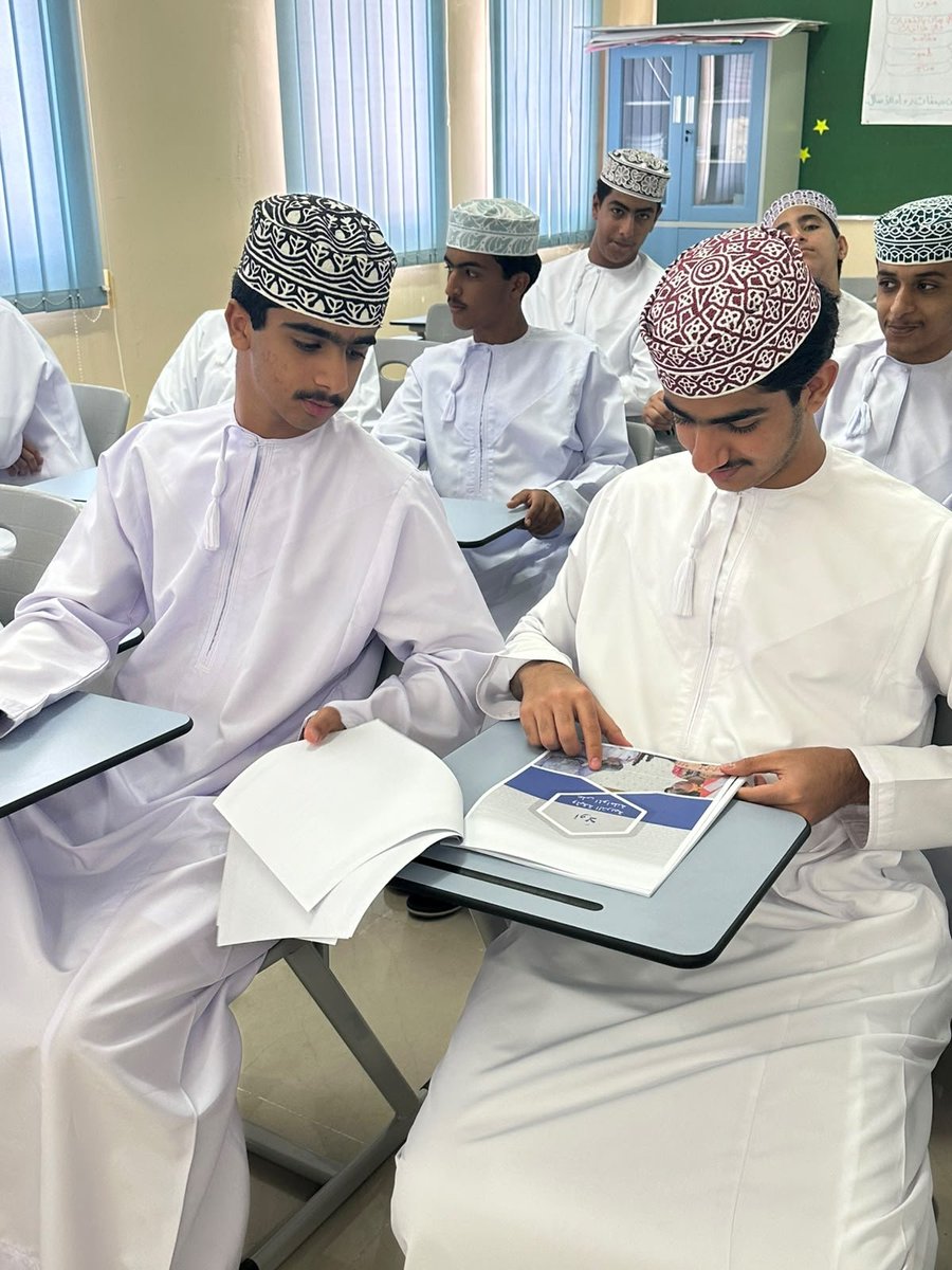 eduGovmct1605's tweet photo. في إطار تعزيز قيم المواطنة الإيجابية، قدّم الأستاذ عبدالله المشرفي لطلبة الصف العاشر شرحًا لمسابقة «من أجل الوطن تفاعل وإيجابية» مستعرضًا توصيفها ومدتها وأهدافها وموجّهًا إياهم لاختيار عنوان مميز لموضوع المسابقة ومحفزًا لهم على المشاركة الفاعلة ونقل أثرها الإيجابي إلى بقية الصفوف https://t.co/5OCT1L1s4v