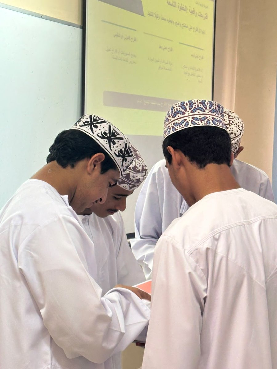 eduGovmct1605's tweet photo. في إطار تعزيز قيم المواطنة الإيجابية، قدّم الأستاذ عبدالله المشرفي لطلبة الصف العاشر شرحًا لمسابقة «من أجل الوطن تفاعل وإيجابية» مستعرضًا توصيفها ومدتها وأهدافها وموجّهًا إياهم لاختيار عنوان مميز لموضوع المسابقة ومحفزًا لهم على المشاركة الفاعلة ونقل أثرها الإيجابي إلى بقية الصفوف https://t.co/5OCT1L1s4v