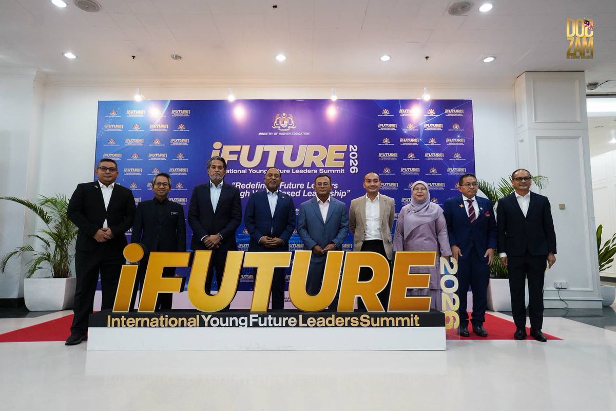 ZambryOfficial's tweet photo. Sesi iFUTURE 2026 pagi tadi bertajuk “Towards a Futuristic Nation: Leadership, Innovation and Transformation” mempertemukan YAB Dato’ Onn Hafiz Ghazi, YAB Dato’ Seri Amirudin Shari dan Khairy Jamaluddin Abu Bakar. Dikendalikan oleh Haji Nazri Kahar, sesi ini membuka ruang perkongsian pandangan dan pengalaman bersama pemimpin mahasiswa.

Ketiga-tiga panelis membawa perspektif yang memperkaya perbincangan mengenai masa depan kepimpinan negara, kepentingan inovasi serta keupayaan menterjemahkan visi kepada perubahan yang bermakna. Dato’ Onn Hafiz bercakap dari sudut mentadbir Negeri Johor, Dato’ Seri Amirudin berbicara tentang kepimpinan di Negeri Selangor dan Saudara Khairy memberi lontaran dari sudut pentadbiran negara. Saya berharap perkongsian ini mendorong mahasiswa untuk berfikir lebih luas dan berani tampil dengan idea serta penyelesaian.

Pendidikan tinggi juga mempunyai kekuatan sebagai instrumen diplomasi dan soft power. Mahasiswa menjadi duta yang membawa nilai, budaya dan semangat persahabatan, sekali gus menghubungkan negara dengan negara.

Inilah semangat iFUTURE, membina generasi yang mampu memimpin, mencetuskan inovasi dan menterjemahkan idea kepada tindakan yang memberi manfaat kepada masyarakat.

@Khairykj @onnhafiz @AmirudinShari @nazrikh 

#iFUTURE2026
#MalaysiaMADANI
#KPT
#doczam