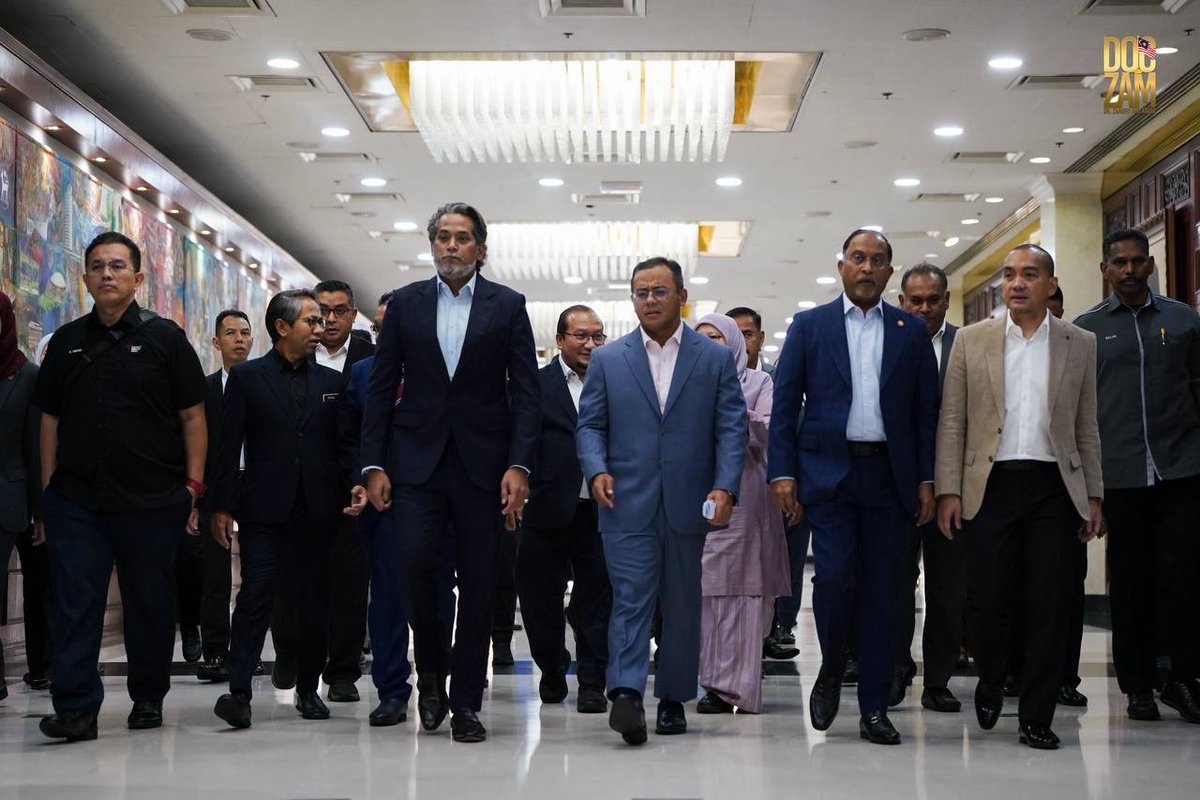 ZambryOfficial's tweet photo. Sesi iFUTURE 2026 pagi tadi bertajuk “Towards a Futuristic Nation: Leadership, Innovation and Transformation” mempertemukan YAB Dato’ Onn Hafiz Ghazi, YAB Dato’ Seri Amirudin Shari dan Khairy Jamaluddin Abu Bakar. Dikendalikan oleh Haji Nazri Kahar, sesi ini membuka ruang perkongsian pandangan dan pengalaman bersama pemimpin mahasiswa.

Ketiga-tiga panelis membawa perspektif yang memperkaya perbincangan mengenai masa depan kepimpinan negara, kepentingan inovasi serta keupayaan menterjemahkan visi kepada perubahan yang bermakna. Dato’ Onn Hafiz bercakap dari sudut mentadbir Negeri Johor, Dato’ Seri Amirudin berbicara tentang kepimpinan di Negeri Selangor dan Saudara Khairy memberi lontaran dari sudut pentadbiran negara. Saya berharap perkongsian ini mendorong mahasiswa untuk berfikir lebih luas dan berani tampil dengan idea serta penyelesaian.

Pendidikan tinggi juga mempunyai kekuatan sebagai instrumen diplomasi dan soft power. Mahasiswa menjadi duta yang membawa nilai, budaya dan semangat persahabatan, sekali gus menghubungkan negara dengan negara.

Inilah semangat iFUTURE, membina generasi yang mampu memimpin, mencetuskan inovasi dan menterjemahkan idea kepada tindakan yang memberi manfaat kepada masyarakat.

@Khairykj @onnhafiz @AmirudinShari @nazrikh 

#iFUTURE2026
#MalaysiaMADANI
#KPT
#doczam
