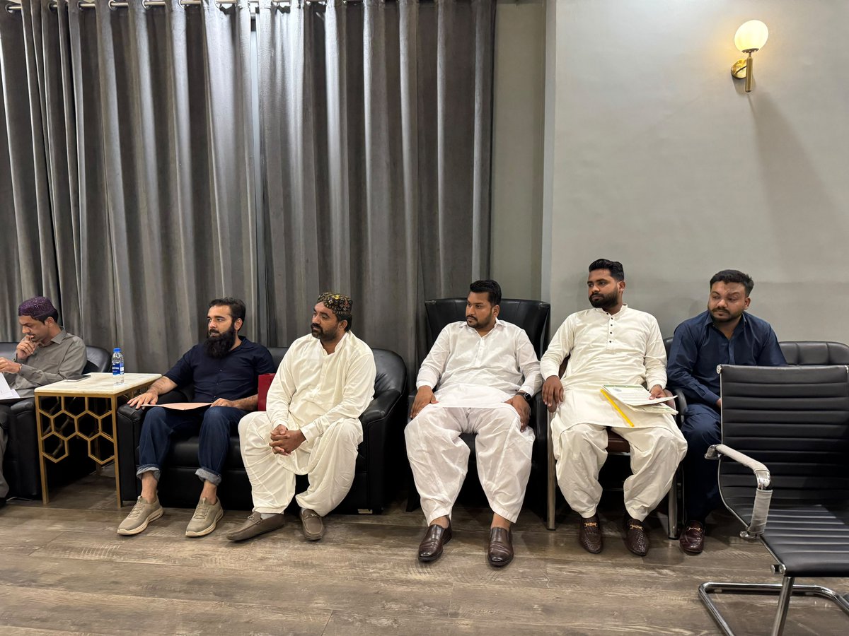 BRArsalanSheikh's tweet photo. فوڈ اسٹریٹ کے قیام کے منصوبے کے حوالے سے وفد سے ملاقات کی۔ فوڈ اسٹریٹ کے لیے موزوں مقام کے انتخاب اور فراہمی کے حوالے سے امور زیرِ غور آئے، جس پر میونسپل کارپوریشن سکھر کے متعلقہ افسران کو وفد کے ہمراہ مختلف مقامات کا دورہ کرکے سروے اور جائزہ لینے کی ہدایت کی۔ https://t.co/W4GaFCx2EE