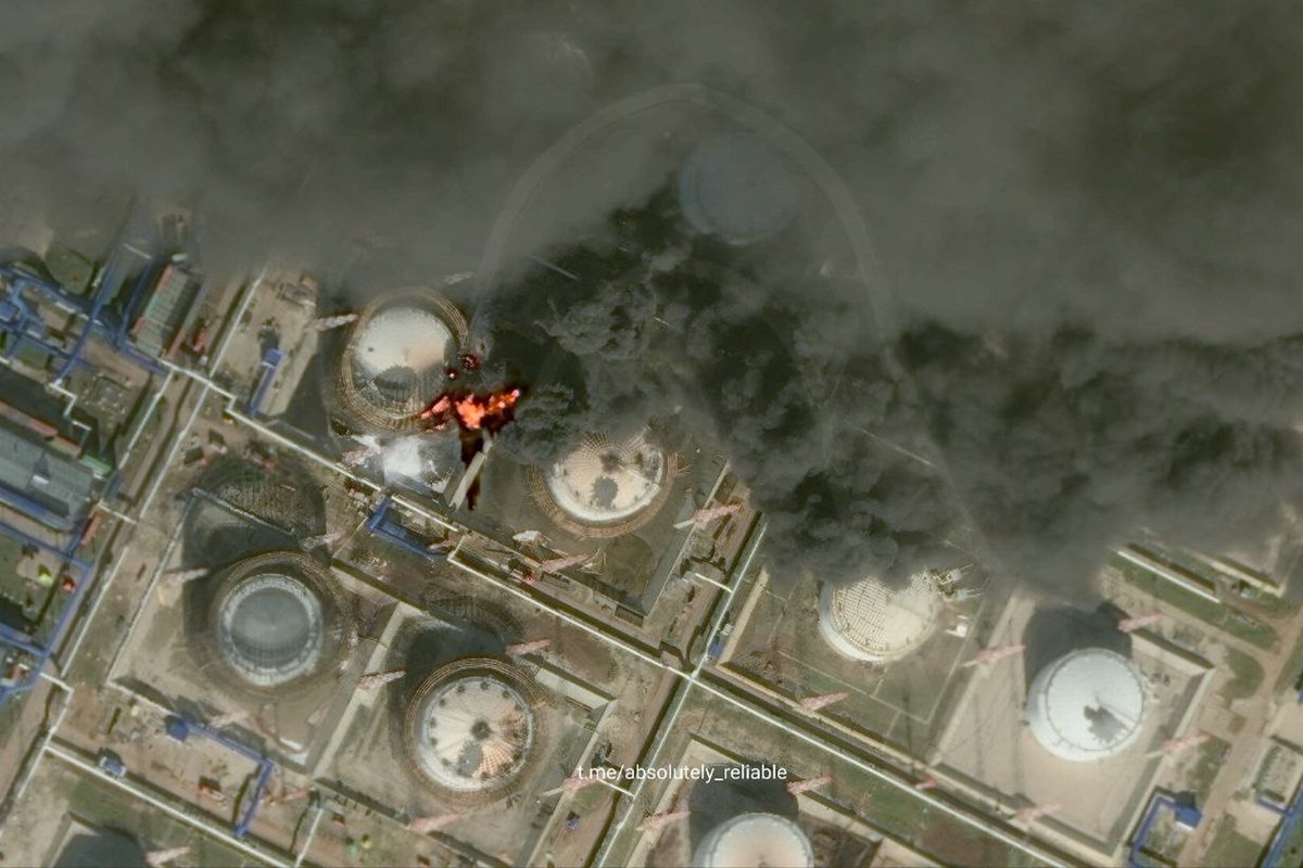 RomanSmithson's tweet photo. π₯π’οΈπ₯#Samara #oil pumping station hit for the FOURTH time in October!
π#Russia: The "Evil Empire"
πhttps://t.co/r0MQskxhEW
The station is one of Europeβs largest oil hubs, with 71 storage tanks and a combined capacity exceeding 1.6 million cubic meters
#Ukraine #DroneStrike https://t.co/SrKXN5KO0u