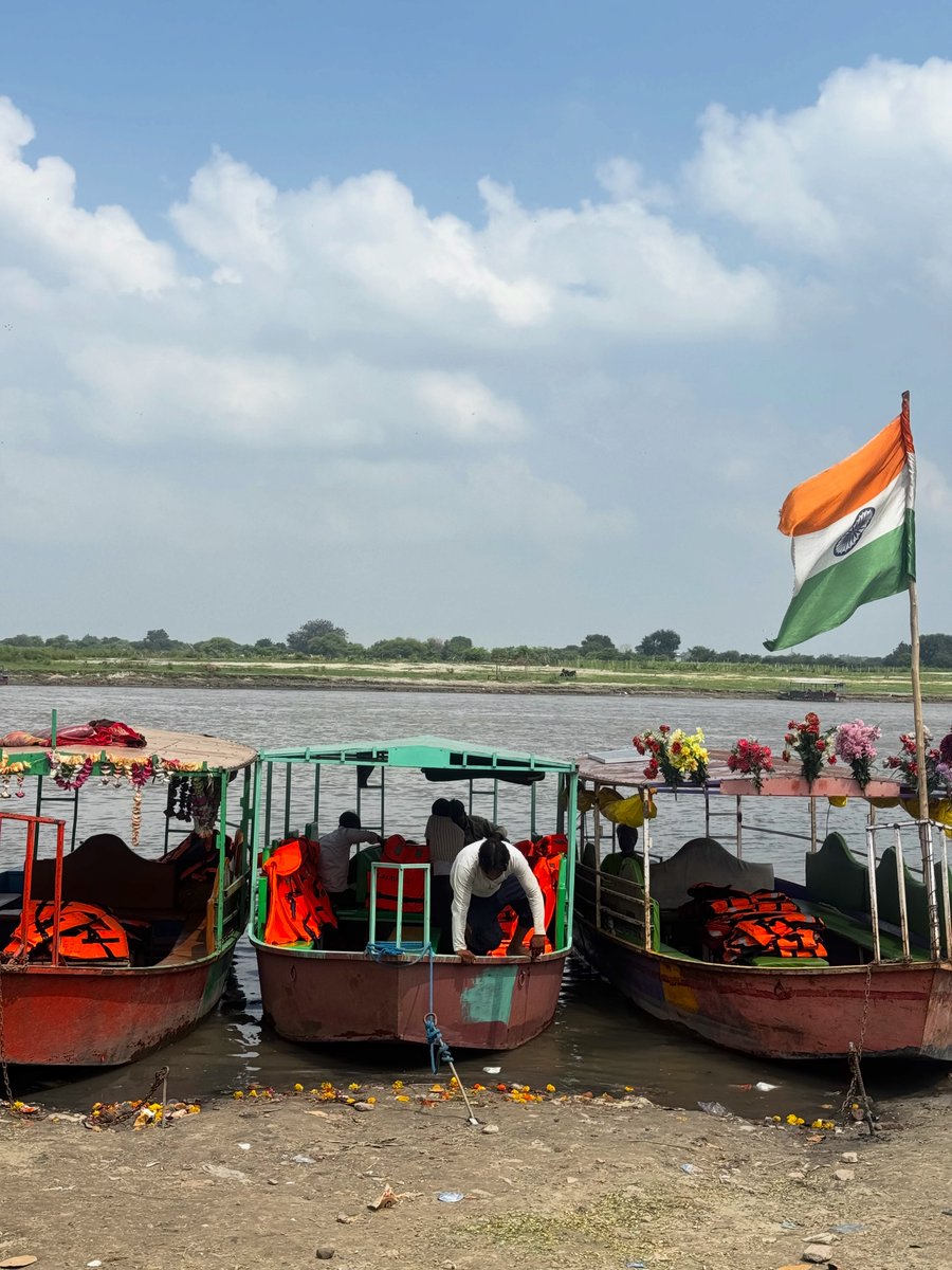 _tatiirosa's tweet photo. Boat rides, river tides, and timeless Yamuna views. Soak in old-world charm, open skies, and the river’s quiet beauty. https://t.co/g608f9gdRB