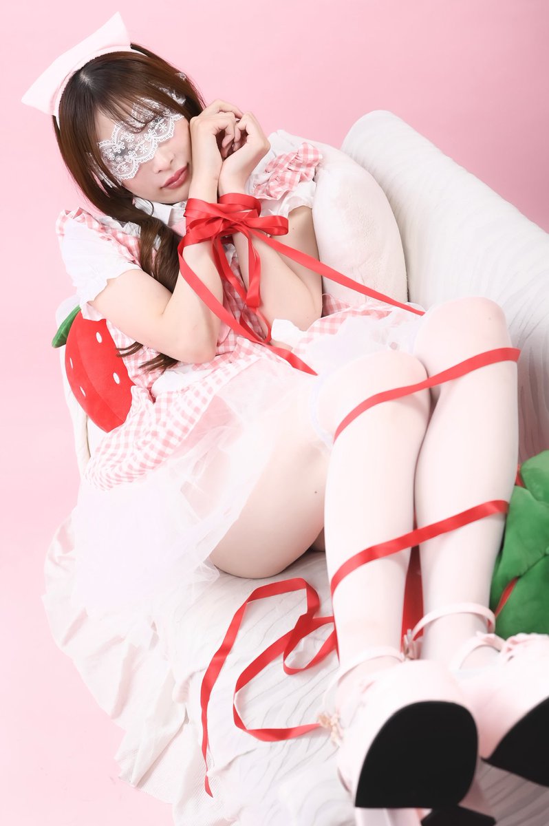 _lunachandayo's tweet photo. ご主人様に喜んでもらいたくて、ずっといい子にしてたのに、突然赤いリボンで縛って目隠しまでされて、閉じ込められて好き勝手にされて、気づけば逃げれなくなっちゃったメイド。 https://t.co/EBIJTEy4zt