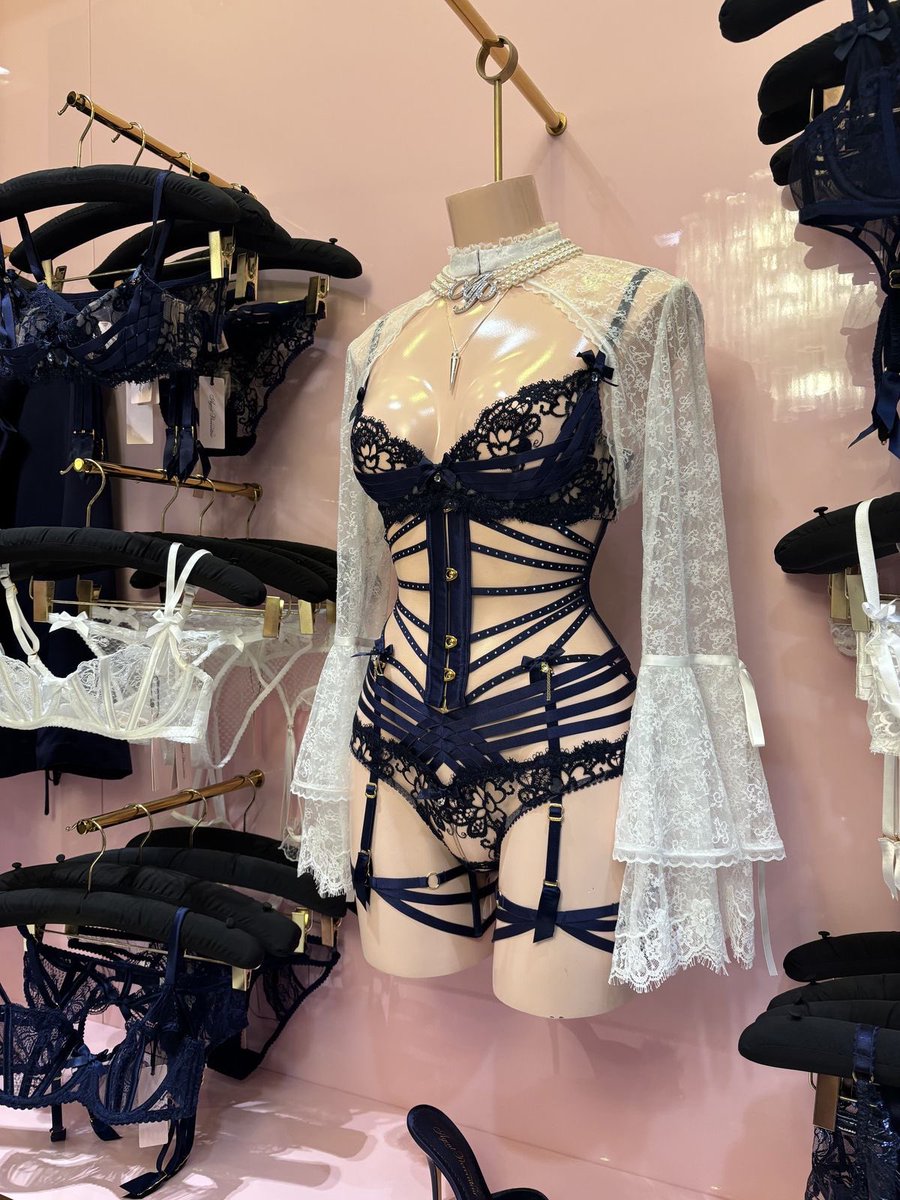 limitlesseera's tweet photo. Navy lace with white sheer sleeves… this set is unfair.🖤 https://t.co/Osa9pJvNCT