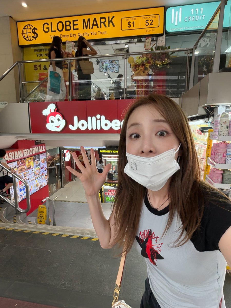 krungy21's tweet photo. Naglalakad ako kanina sa may Orchard and nakita ko ang Jollibee! Nagulat ako!!! Sabi ko ito na ung dinner ko! So pumasok ako para mag order, at nakilala ako ng mga kababayan ko kahit nakamask ako! at nag group pic kami hehehe 🥰 https://t.co/IYIQEFbLYC