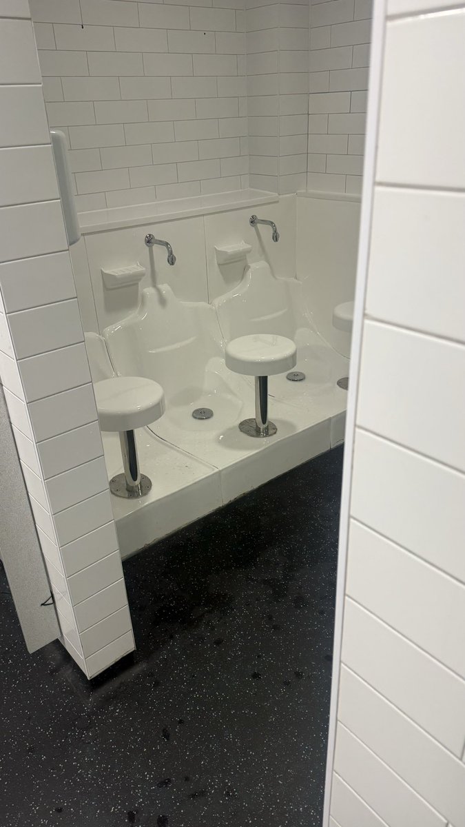 Faelimachagas's tweet photo. @pedhrb @curupac Na minha faculdade tinha um monte de aviso pra nao usar as garrafas e talz, ai instalaram um banheiro pra isso. Nao sei como funciona, isso é pra fazer 1 e 2 ?? https://t.co/UOk1jx6Hke