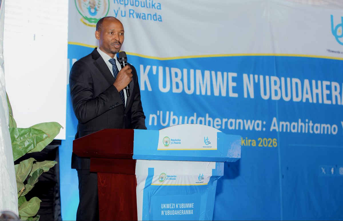 rbarwanda's tweet photo. Minisitiri w’Ubuzima, Dr. Sabin Nsanzimana, yakomoje ku mateka y’isenyuka ry’Ubumwe bw’Abanyarwanda ryagejeje Igihugu kuri Jenoside yakorewe Abatutsi mu 1994, asaba abaturage gusangira ibitekerezo mu bwisanzure no kugira uruhare mu kubaka u Rwanda rurangwa n’ubumwe, amahoro n’ubudaheranwa.

Hari mu biganiro by’Ukwezi k’Ubumwe n’Ubudaheranwa byabereye mu Turere twa Rusizi, Nyamasheke na Karongi, kuri uyu wa Kabiri.

Ati “Tugomba kubaka u Rwanda kugira ngo rutazongera kugwa mu rwobo rwigeze kugwamo. Twahoze turi umwe, tugomba gusigasira ubwo bumwe, tukabugira umusingi wo kurandura ingengabitekerezo ya Jenoside no kuyikumira mu rubyiruko.” #RBAAmakuru