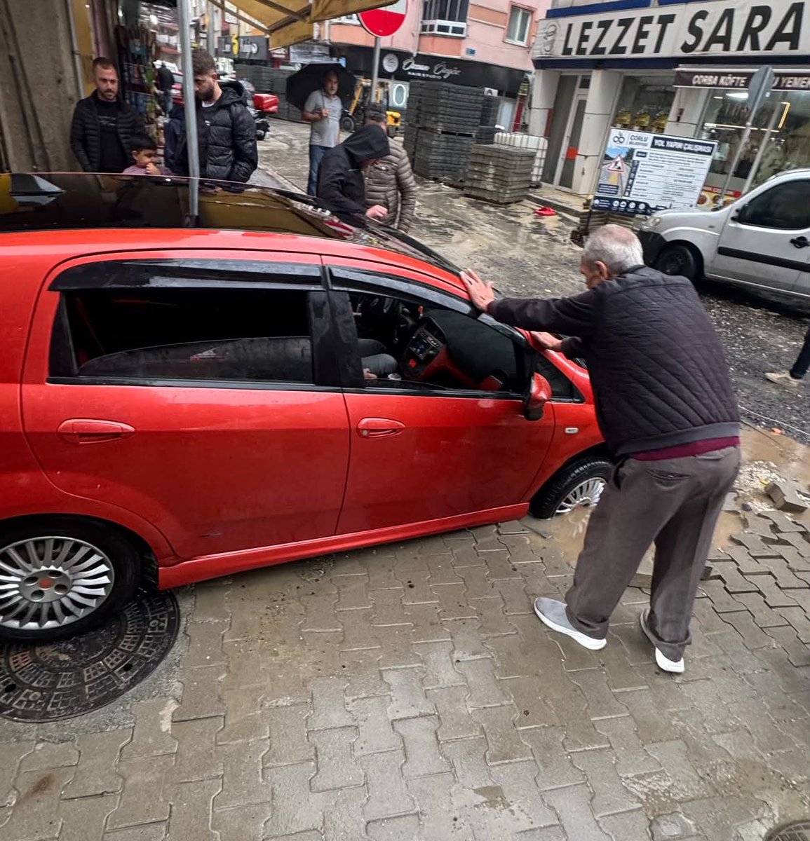 corluduysun's tweet photo. Kemalettin Mahallesi’nde Araç Çukura Saplandı https://t.co/2FOrS7Fq9u
