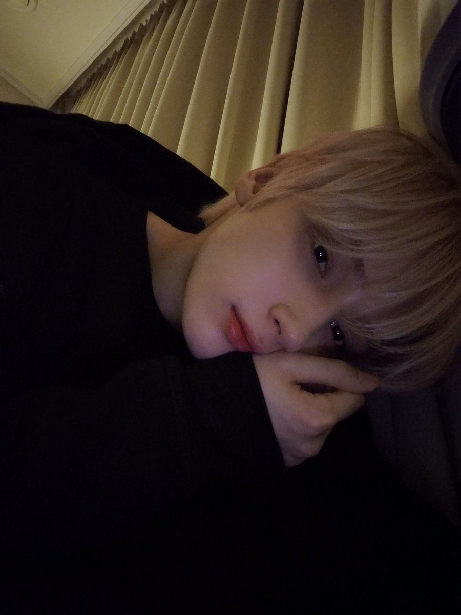 NR_HK_'s tweet photo. 어떻게 래퍼도 아니고 래퍼여친이 지 남친작업실에 들럿다 찍은것같은셀카를 찍지 https://t.co/aRr0Vpgf5r
