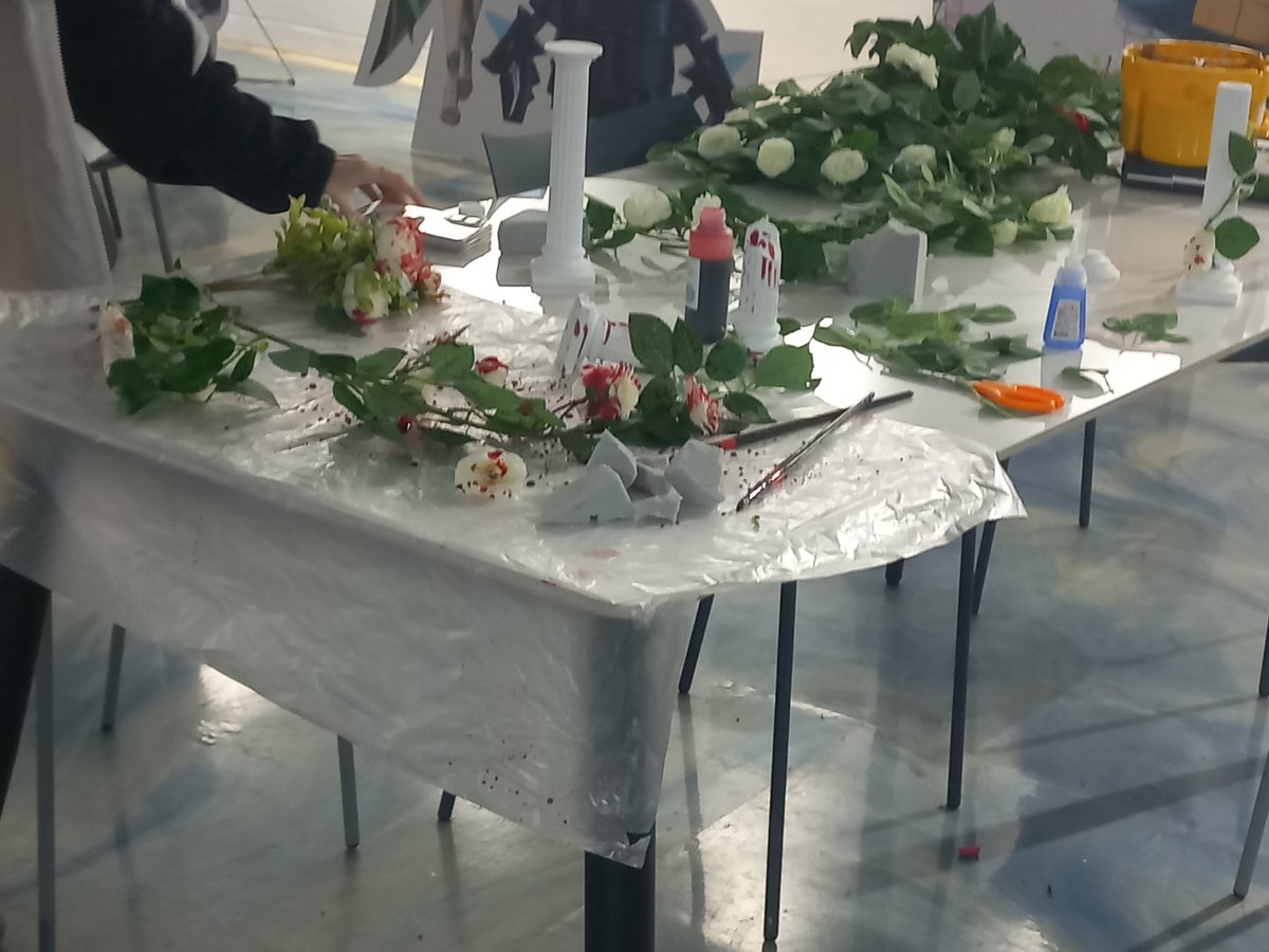 Puna_uu_'s tweet photo. 여러분.. 오랜만이에요...
이 사진을 보내면 나이? 추정? 이 될까봐 올릴까말까를 고민햇지만 한동안 못 들어온.. 이유을 말씀드리기 위해....

사실 졸작 준비를 하고잇습니다.. 사진은 졸작 소품 제작 중인 사진................ (머쓱) https://t.co/rX4xrGOZe4