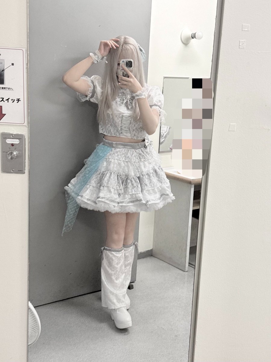 yumechu_fuiika's tweet photo. すいちゃんがデザインして、ねねさんが作ってもらった衣装です！
精緻なフリルに夢中しました💠
こういう綺麗な服で踊れるの本当にうれしい……ありがとうございます……みんな、裾の動き見つけましたか👀🩶
 #ユニドル26F 
 #もう一回僕を夢の中へ https://t.co/WGk5iCRUr2
