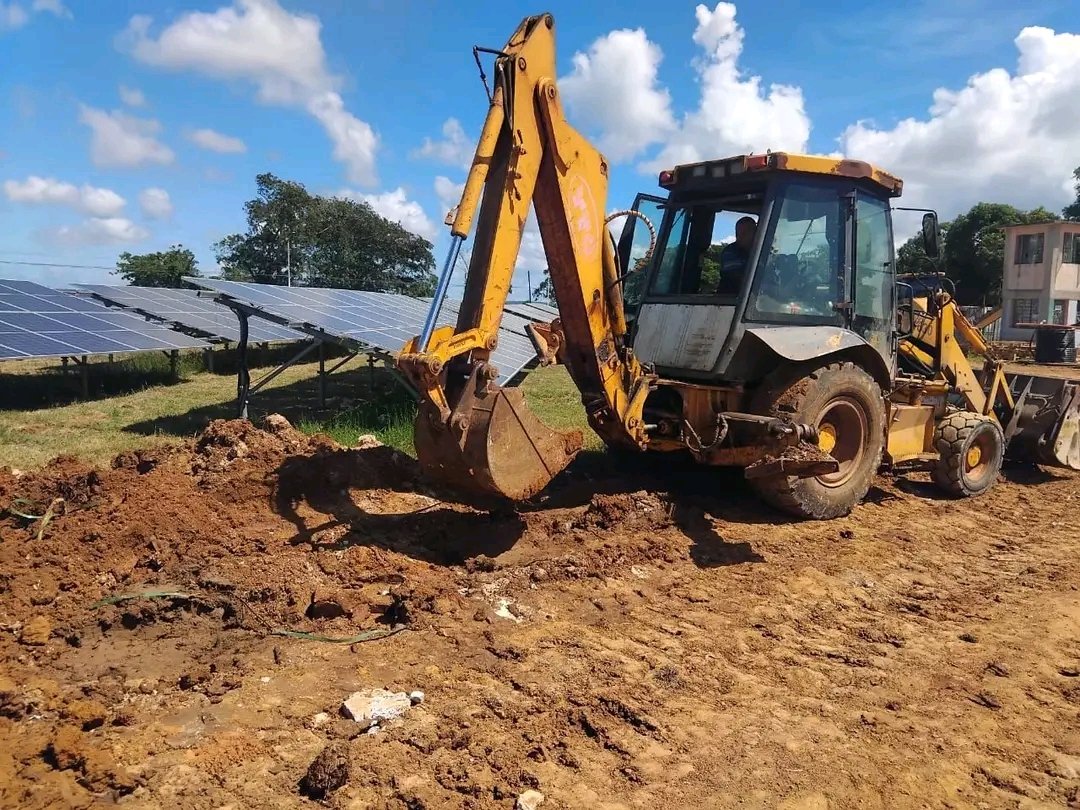 ymartinezvane's tweet photo. ☀️ | Avanzan las labores en el Parque Fotovoltaico El Vidrio, en #Mayabeque 
Continúan las labores constructivas en el Parque Fotovoltaico El Vidrio de 2,2 MW, ubicado en el municipio de San José de las Lajas y cuya principal inversionista es la Empresa Eléctrica Mayabeque.
#DPT https://t.co/Ak57GpKI3T