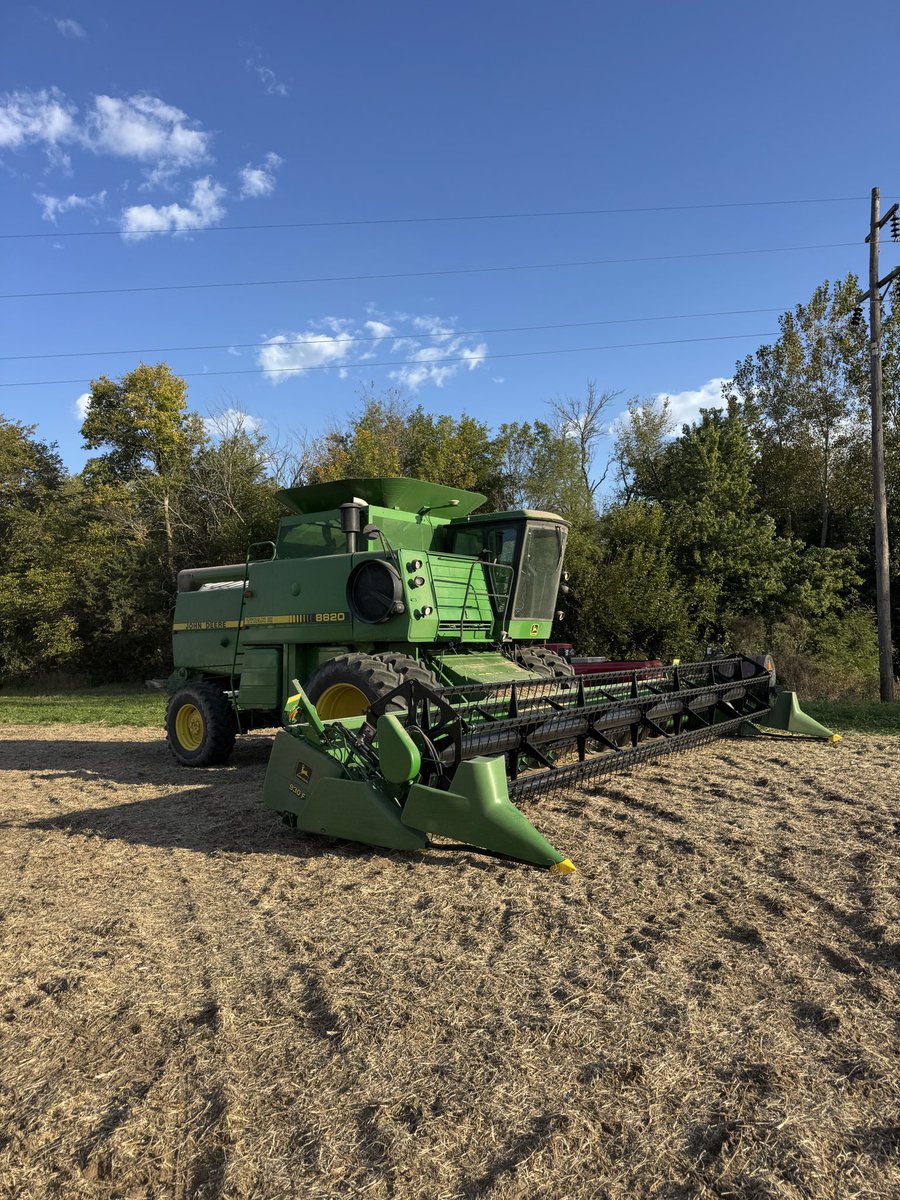 _thefarmrgrayce's tweet photo. I’ve always admired this operation. Saw them doing morning maintenance on my way north and had to stop in to meet them. 
He said their newest tractor is a 40 series Deere. They also have a 6620 that stays in corn that their dad runs. I won’t share the number of acres he told me https://t.co/AYzVrK8Jsh