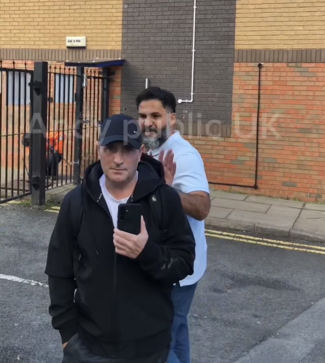 AndyPublicGB's tweet photo. Touch me and I’ll touch you back! 😡
HMO staff wants to get hands on!

Derby 🏴󠁧󠁢󠁥󠁮󠁧󠁿

So I’ve just been inside an HMO after I walked through an open gate this guy here “whoever he is” starts losing his head this is Peet street in Derby and this is part 1 @GBNEWS  @Andypublicuk https://t.co/4886q2w5ae