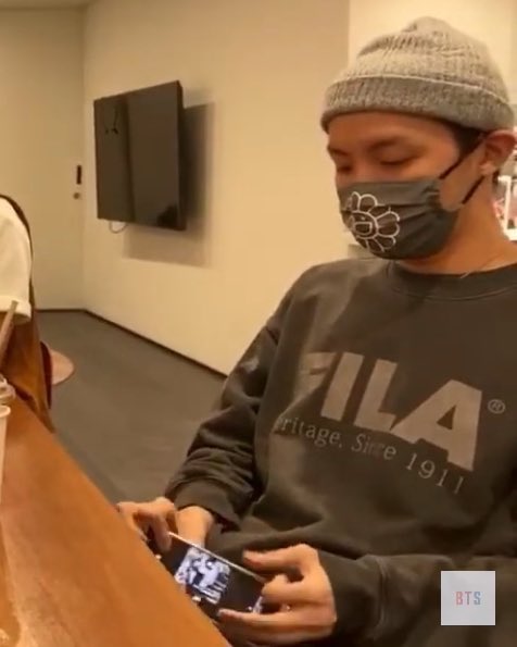 unotaehyung's tweet photo. kids gather around i'm gonna tell you the story of the bts ot7 strawberry farm date picture:

hobi was seen with an ot7 wallpaper and during his live someone asked what it was. hobi said they went to seokjin's uncle's strawberry farm. said he will share the picture after the live but he didnt 😂 a couple days later hobi went on weverse again, someone asked about the photo and he said he wanted to keep it for himself bc it was a precious time for them, so we respected that and let it go. 3 months later Dynamite went number 1 on hot 100 and everyone was so happy, he decided to post the ot7 picture we were all waiting for 🥹