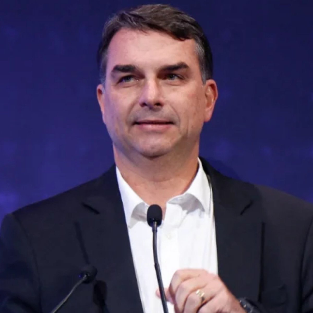 updatecharts's tweet photo. Flávio Bolsonaro diz que votará A FAVOR do FIM da Escala 6x1. https://t.co/cBJGhLcuyp