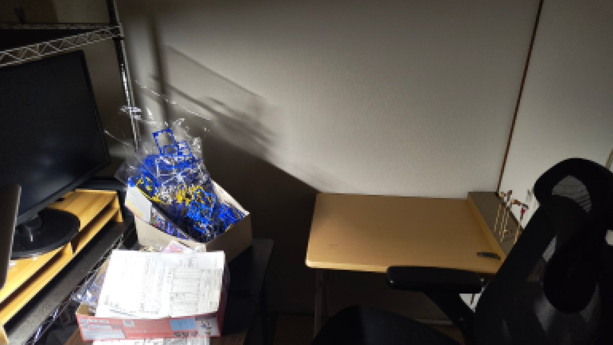 AlliOxa's tweet photo. 部屋の一角のデスクスペースなんよけど、
正面デスクの前にデカい棚置いてフィギュアとか飾りたい https://t.co/tuGrtjBs0B