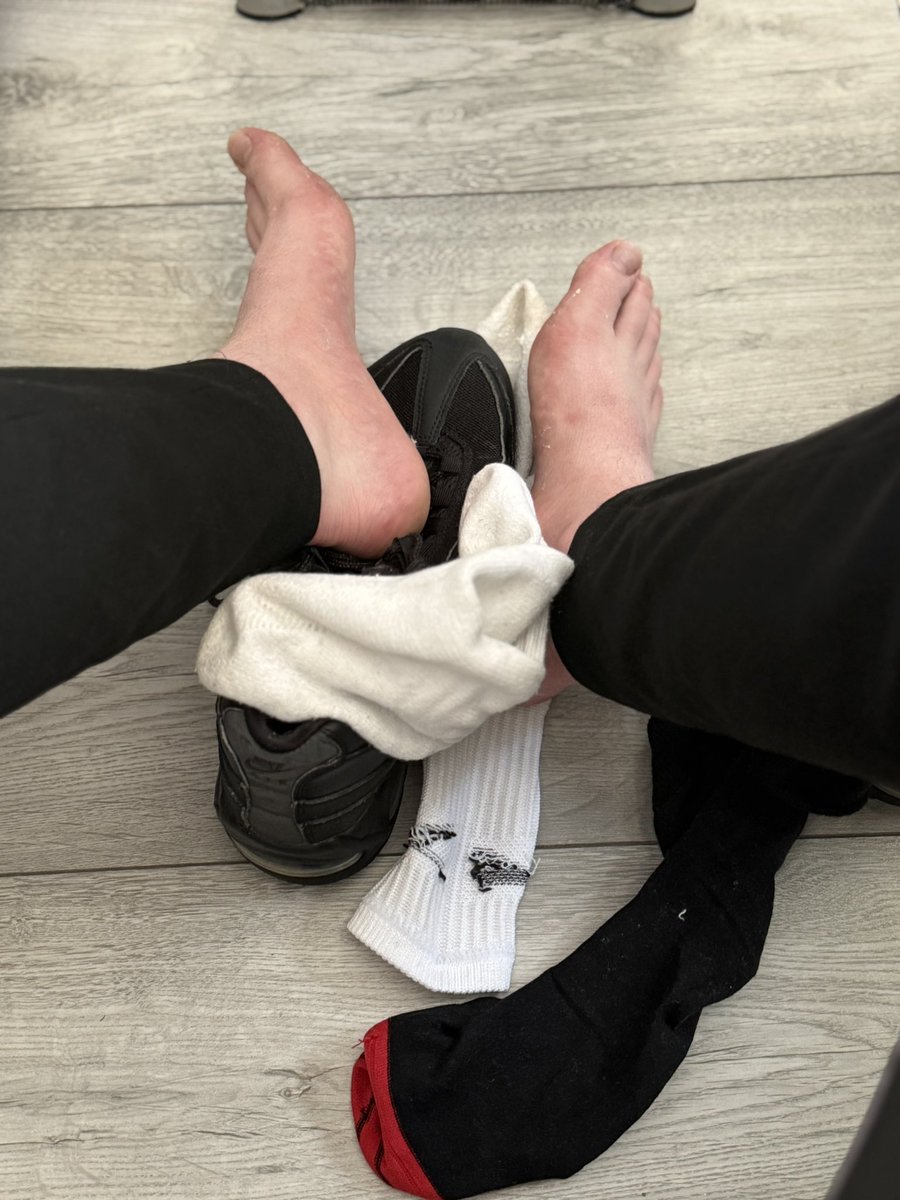 SockedLadUK's tweet photo. Doubled up socks in my worn 95’s since 3am. 12 hours later they’re getting peeled off👣🧦  
thought I’d treat you lads to a video of them getting a breath of air😉 https://t.co/8ZZw8nLT3W