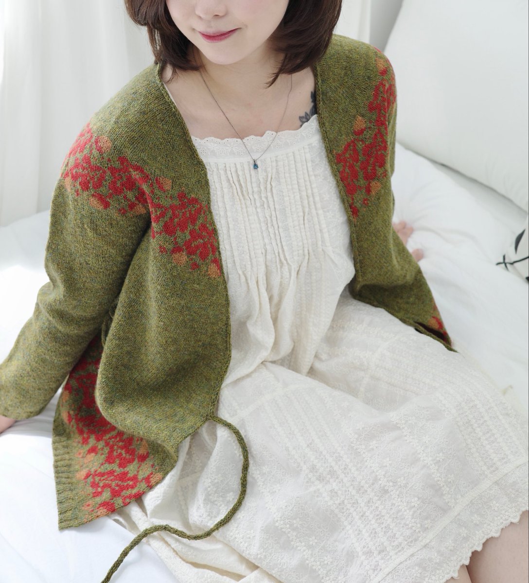 KnitSeDN's tweet photo. RT) 
털실타래에 수록되었던 가을의 정취를 담은 
떡갈나무 가디건(Acorns &amp; Oak Cardigan)이 출시되었습니다.

출시기념 10월 16일(금) 자정까지 20% 할인

Rt 또는 인용해주시는 분들 중, 추첨으로 도안을 드립니다!

•이벤트 참여 마감: 10월 16일(금) 자정

많은 관심과 참여 부탁드립니다! 🤍 https://t.co/wnMMFULzbo