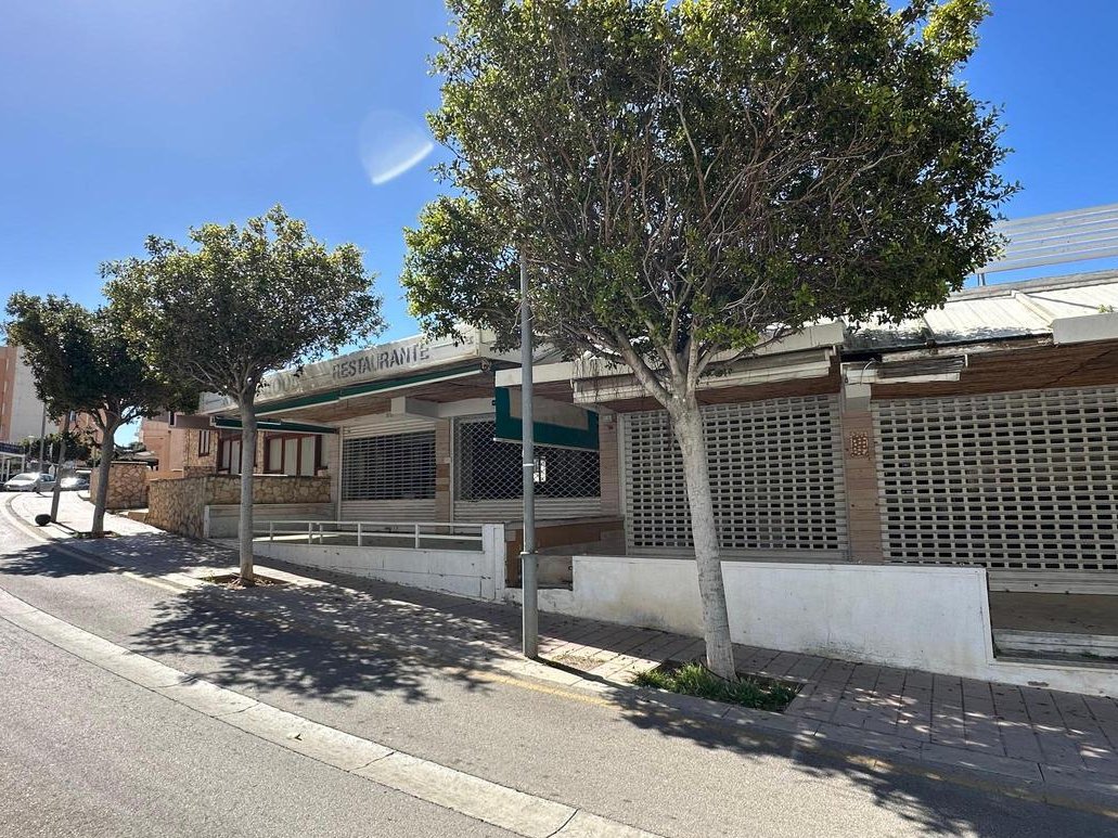 RadioCalvia's tweet photo. Más de 40 locales comerciales de Calvià se han transformado en viviendas desde que entró en vigor la normativa autonómica que lo facilita.
Ésta y otras noticias, la agenda semanal y los resultados del deporte local en el #Informativo📰de Radio Calvià
🎧👉https://t.co/oaBv3AnjAz https://t.co/1dREu0khbC