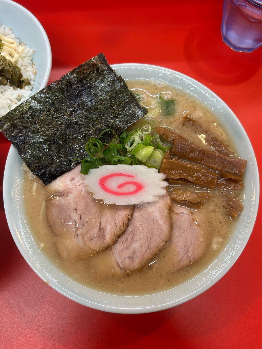 vegadayouth's tweet photo. 器のサイズのおかげかなみなみの盛り付けにテンション上がるし、どうにか米食わせてやるマインドのスープとメニューシステムも最高
固形の背脂も浮いてて、有料でも増やさせてくれ〜と思った☺︎ https://t.co/yXXevOxcfs