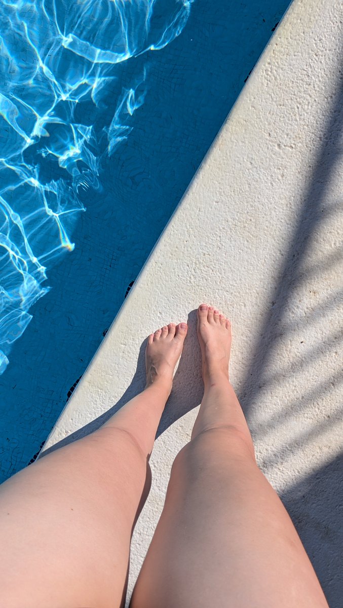 laraxnoll's tweet photo. Ich weiß genau dass du jetzt gerne mit mir in den Pool gehen würdest du Loser. Sei froh dass du diesen Anblick meiner Füße überhaupt genießen darfst 😊👣

@modelssecret_ https://t.co/BUM7smSBLG