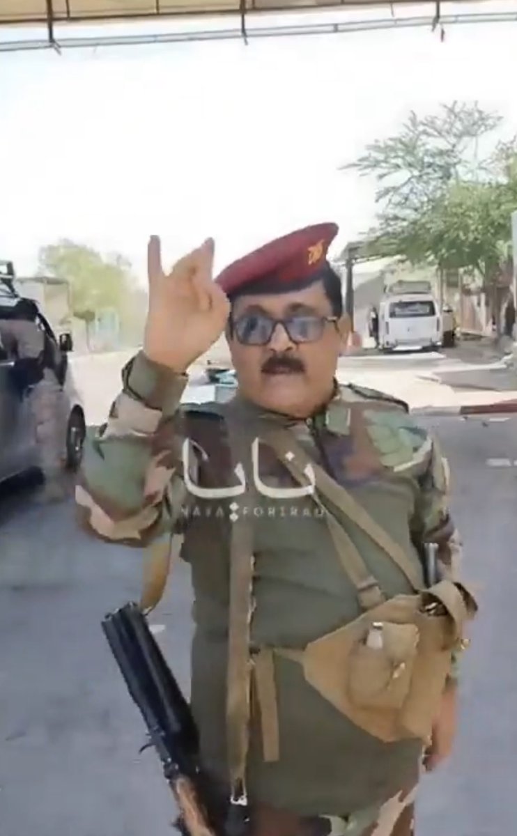 ALI_ALKAML13's tweet photo. الشاعر المصاب بعدوى  الهياط السعودي شرد وترك النقطة وراءه هل اخذ سلاحه معه ؟ https://t.co/iP37MOihkL