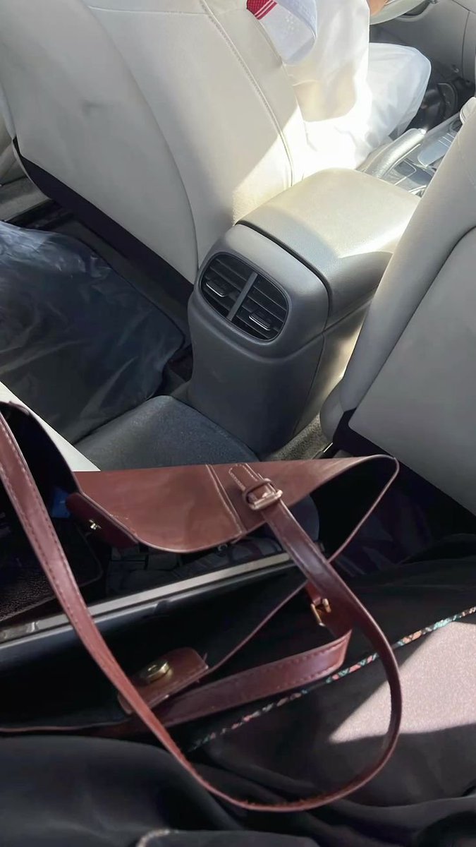y7_600's tweet photo. موقف الأوبر الوهمي🤭 🚗💨

​وآني طالعة من السوبر ماركت ومستعجلة، شافت نفس لون ونوع سيارة الأوبر اللي طالبته بالضبط واقفة عند باب السوبر. فتحت الباب وركبت واغراضي  جانبي بكل ثقة وقالت: "السلام عليكم، توكلنا على الله حرك ياسوق آني مستعجلة !"
التفت السائق علياا وهو يناظرني بصدمة وعيونه مجهزة علامات الاستفهام ومستغرب.

 وقال: "وعليكم السلام.. أختي ترى أنا واقف أنتظر عائلتي، وش جابك سيارتي🙄؟! وطالعة بكل مَيانة بعد وصوتگ مرتفع كمان!"
لحظتها وربي حسيت ودّي الأرض تنشق وتبلعني، نزلت أركض وما دريت وين درب البيت! 😭

ضيعت وبكل ثقة كمان بداءت اصور يومياتي 😥😩