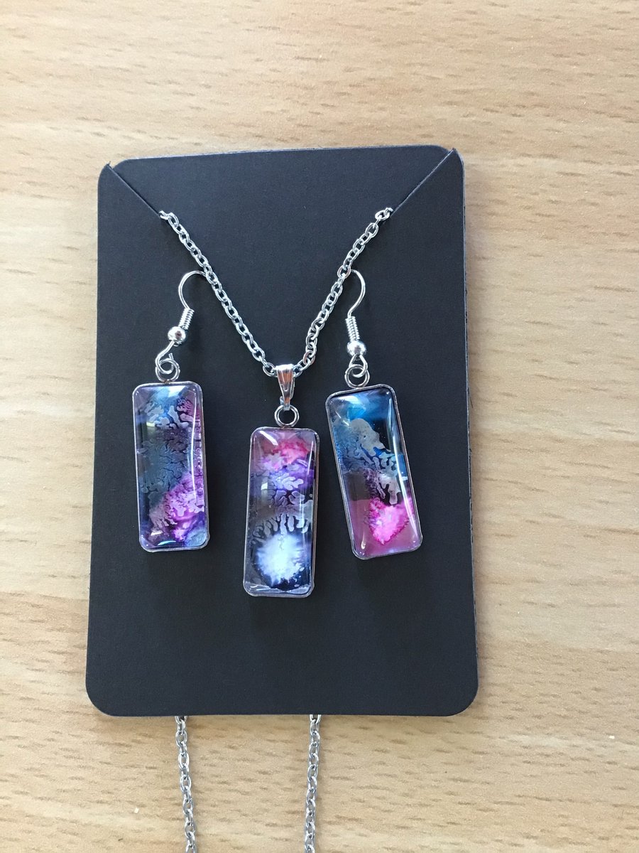 Rotherhamcreat2's tweet photo. We’d like to say a huge well done to all our adult learners who have completed their Alcohol Ink Jewellery course. It’s always lovely to see people learning new skills, getting creative and enjoying making something they can be proud of.
#RotherhamCreativeLearning #AdultLearners https://t.co/mBdja2WGX0