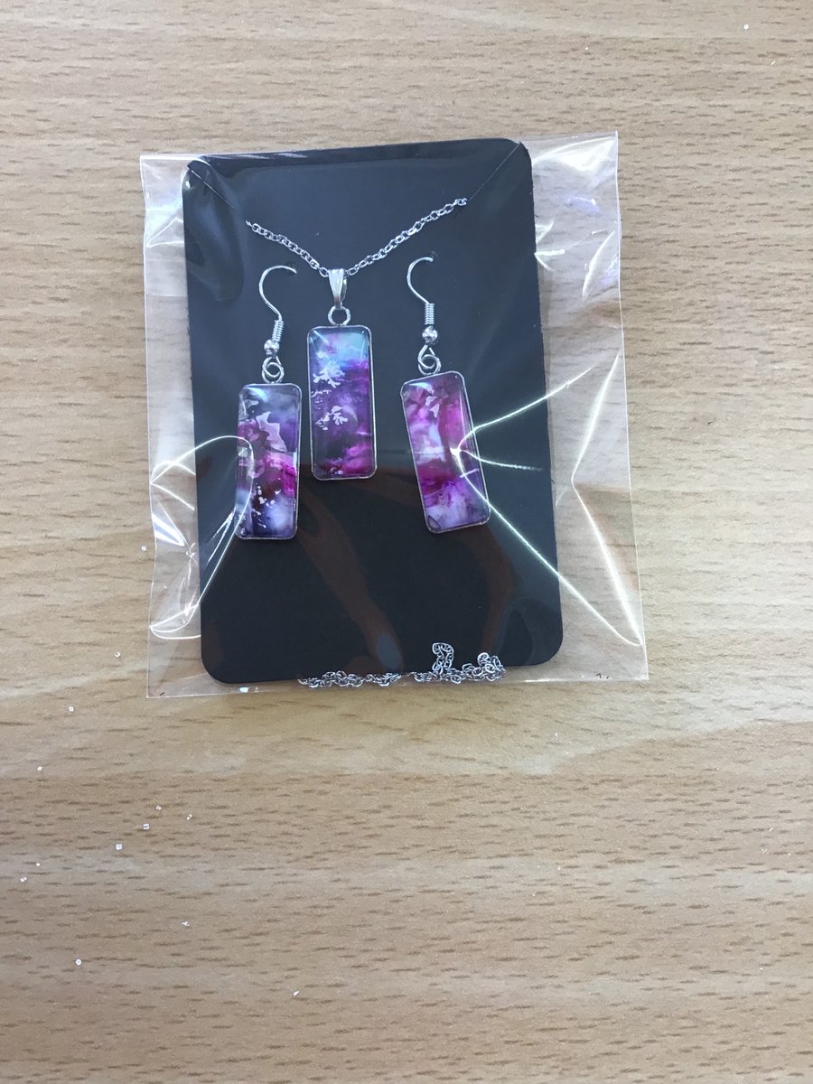 Rotherhamcreat2's tweet photo. We’d like to say a huge well done to all our adult learners who have completed their Alcohol Ink Jewellery course. It’s always lovely to see people learning new skills, getting creative and enjoying making something they can be proud of.
#RotherhamCreativeLearning #AdultLearners https://t.co/mBdja2WGX0