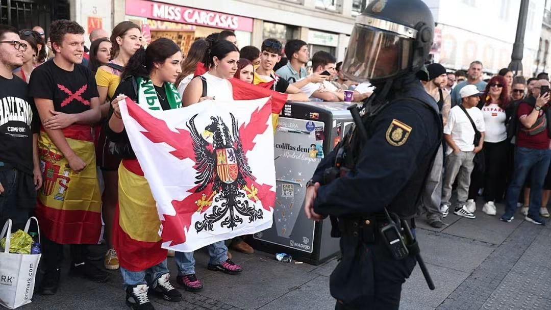 jebl_'s tweet photo. Salir a amedrentar a quienes duermen en el suelo por un alquiler digno no te hace "antisistema": te convierte en el matón útil de los fondos buitre. Servil con el especulador que te desahucia y cruel con el vecino que sufre. Alienación y miseria en estado puro... https://t.co/p7MzkPhtAP