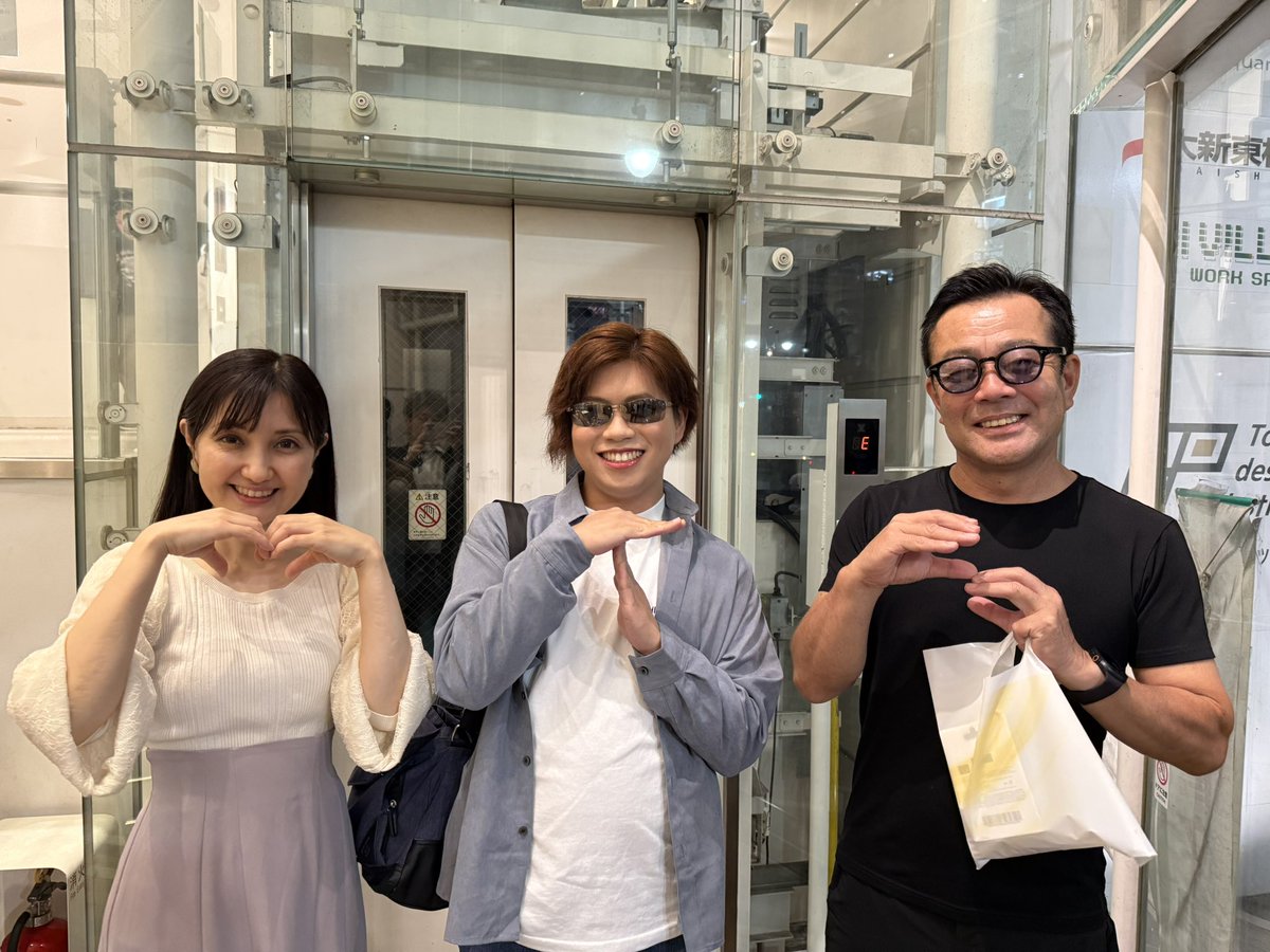 yusuke_shida's tweet photo. 10月のモタスピのスタジオ観覧に行ってきました♪
ラジオ終了後恒例のまなぶさんと愛寿加さんとのグループショット写真を撮ってもらいました！
ちなみに今日の私服は、この間御殿場プレミアムアウトレ���トで購入した「SHIPS」の秋服と「IZONE New York」っていうサングラスを調子に乗ってかけてみましたw
また、時間がありましたら遊びに行かせていただきますので、その時はよろしくお願いします🙏

#渋谷クロスFM
#モタスピ
#河口まなぶ
#結川愛寿加
#lovecarstv