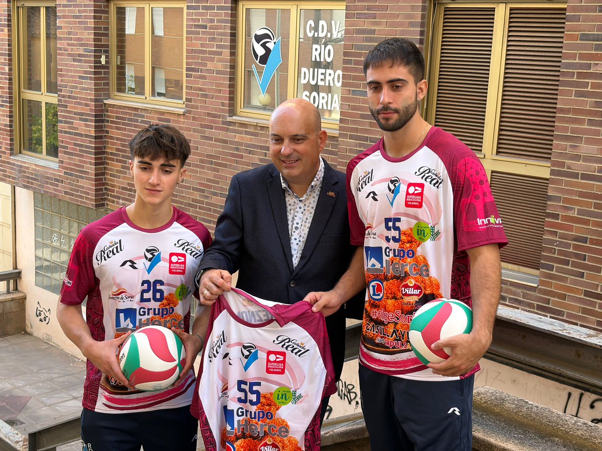 TorreznodeSoria's tweet photo. 🏐🔥 ¡Nueva camiseta de @torreznodesoria ❌ @rioduerovoley creada por Musai!

Una equipación que une voleibol, gastronomía e identidad soriana, con motivos celtíberos y una espectacular bandeja de torreznos. 💙

Desde 2018, llevando el sabor de Soria por toda España juntos! https://t.co/tASjrvaThA