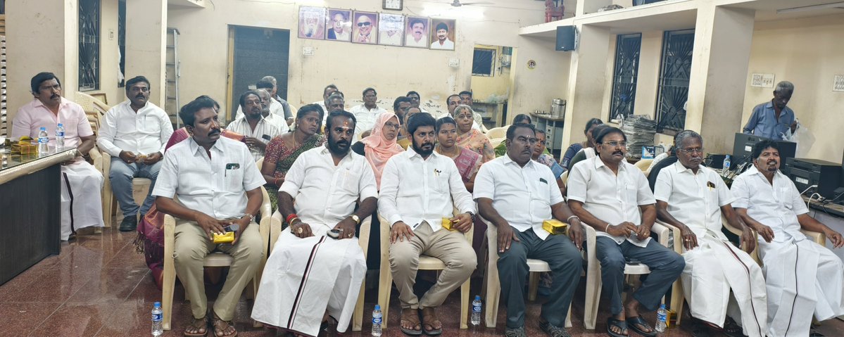 IPSenthil's tweet photo. திண்டுக்கல் மாவட்ட கழக  அலுவலகம் கலைஞர் மாளிகையில் திண்டுக்கல் மாநகராட்சி நம் திராவிட முன்னேற்றக் கழக மாமன்ற உறுப்பினர்களுடன் நடைபெற்ற ஆலோசனை கூட்டத்தில் பல்வேறு ஆலோசனை வழங்கினோம்.
இக்கூட்டத்தில் திண்டுக்கல் மாநகராட்சி வணக்கத்துக்குரிய மேயர் திருமதி. இளமதி ஜோதிபிரகாஷ் மாநகர கழக செயலாளர் வணக்கத்துக்குரிய துணை மேயர் திரு. ராஜப்பா, திண்டுக்கல் கிழக்கு மாவட்ட கழக துணை செயலாளர் திரு. பிலால் உசேன், பகுதி கழக செயலாளர்கள் திரு. சந்தோஷ் முத்து, திரு. ஜானகிராமன், திரு. ராஜேந்திரகுமார், திரு. சந்திரசேகர், திரு. சூசை ராபர்ட், திரு. பஜுலுல் ஹக், மாநகராட்சி மண்டல தலைவர்கள் திரு. ஜான் பீட்டர், திரு. ஆனந்த், திரு. கார்த்திக் மற்றும் மாநகர கழக நிர்வாகிகள் உடன் இருந்தனர்.
@mkstalin 
@Udhaystalin 
@IPeriyasamy_ 
@r_sakkarapani
