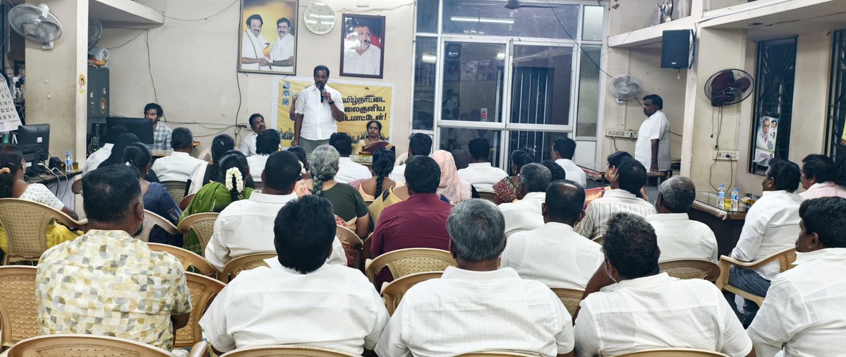 IPSenthil's tweet photo. திண்டுக்கல் மாவட்ட கழக  அலுவலகம் கலைஞர் மாளிகையில் திண்டுக்கல் மாநகராட்சி நம் திராவிட முன்னேற்றக் கழக மாமன்ற உறுப்பினர்களுடன் நடைபெற்ற ஆலோசனை கூட்டத்தில் பல்வேறு ஆலோசனை வழங்கினோம்.
இக்கூட்டத்தில் திண்டுக்கல் மாநகராட்சி வணக்கத்துக்குரிய மேயர் திருமதி. இளமதி ஜோதிபிரகாஷ் மாநகர கழக செயலாளர் வணக்கத்துக்குரிய துணை மேயர் திரு. ராஜப்பா, திண்டுக்கல் கிழக்கு மாவட்ட கழக துணை செயலாளர் திரு. பிலால் உசேன், பகுதி கழக செயலாளர்கள் திரு. சந்தோஷ் முத்து, திரு. ஜானகிராமன், திரு. ராஜேந்திரகுமார், திரு. சந்திரசேகர், திரு. சூசை ராபர்ட், திரு. பஜுலுல் ஹக், மாநகராட்சி மண்டல தலைவர்கள் திரு. ஜான் பீட்டர், திரு. ஆனந்த், திரு. கார்த்திக் மற்றும் மாநகர கழக நிர்வாகிகள் உடன் இருந்தனர்.
@mkstalin 
@Udhaystalin 
@IPeriyasamy_ 
@r_sakkarapani