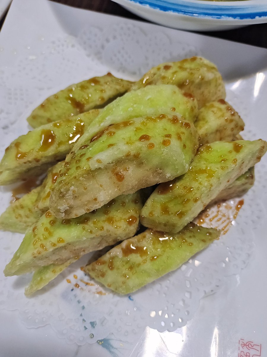 ppommuuu's tweet photo. [天ぷらにつけるソースを、少しトマトソースで代用してみた。茄子を軽く揚げて、ソースをちょっと付けるだけでめちゃくちゃ美味しい！] https://t.co/BuzXEJa68d