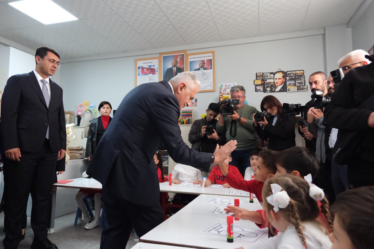 BY's tweet photo. Açılışını gerçekleştirdiğimiz Şükrü Özdilek Kızılay Anaokulu'muz geleceğe umutla bakan çocuklarımıza hayırlı olsun.

Tüm çocuklarımıza sağlıkla, mutlulukla, bilgiyle dolu bir eğitim hayatı diliyor, bu eserin yapımında emeği geçen herkese teşekkür ediyorum.

#81İl81Anaokulu

📍Uşak
